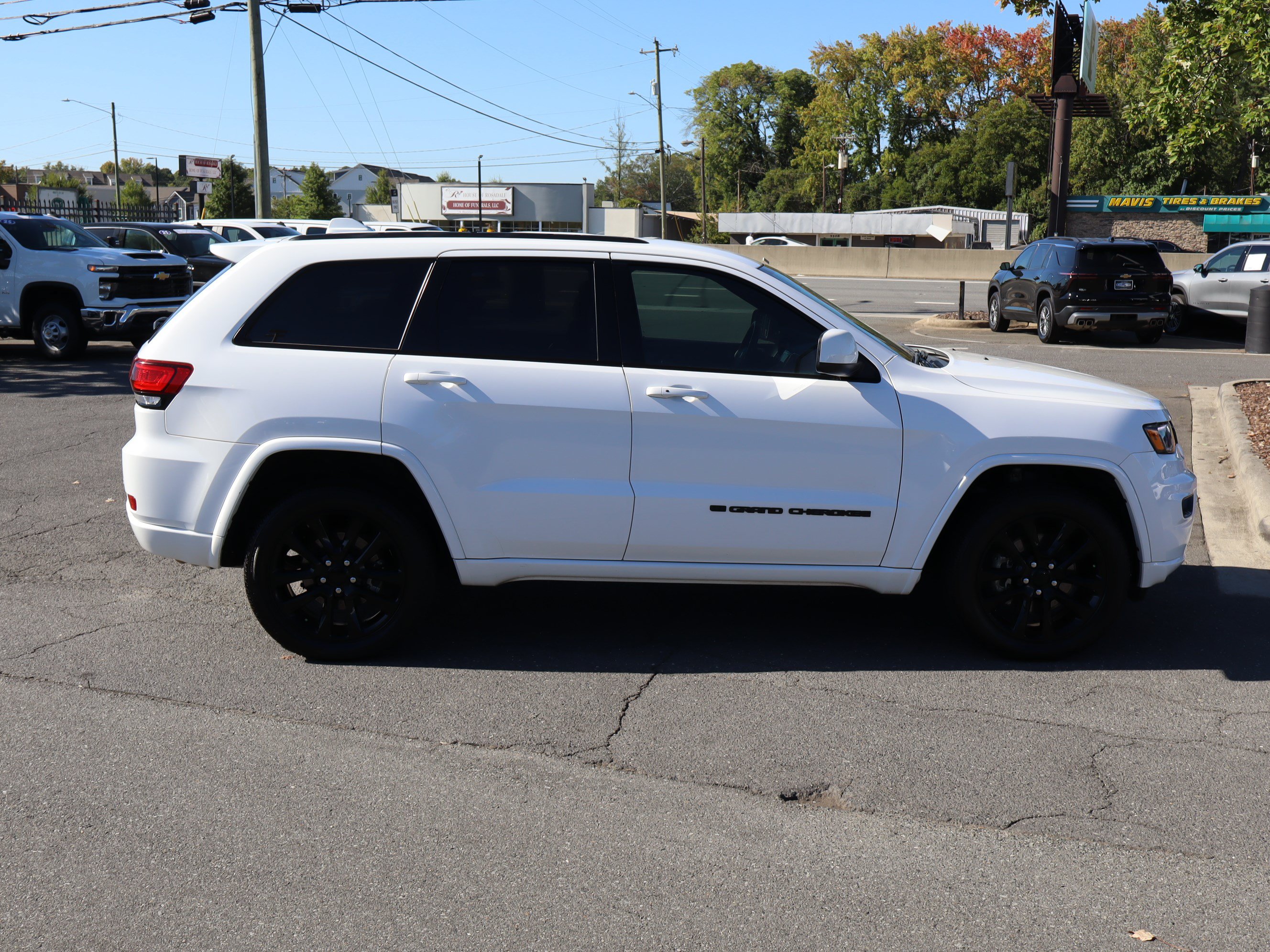 Used 2022 Jeep Grand Cherokee Laredo X AWD/4WD image 11