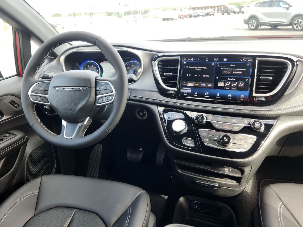 New 2027 Chrysler Pacifica Select FWD image 3