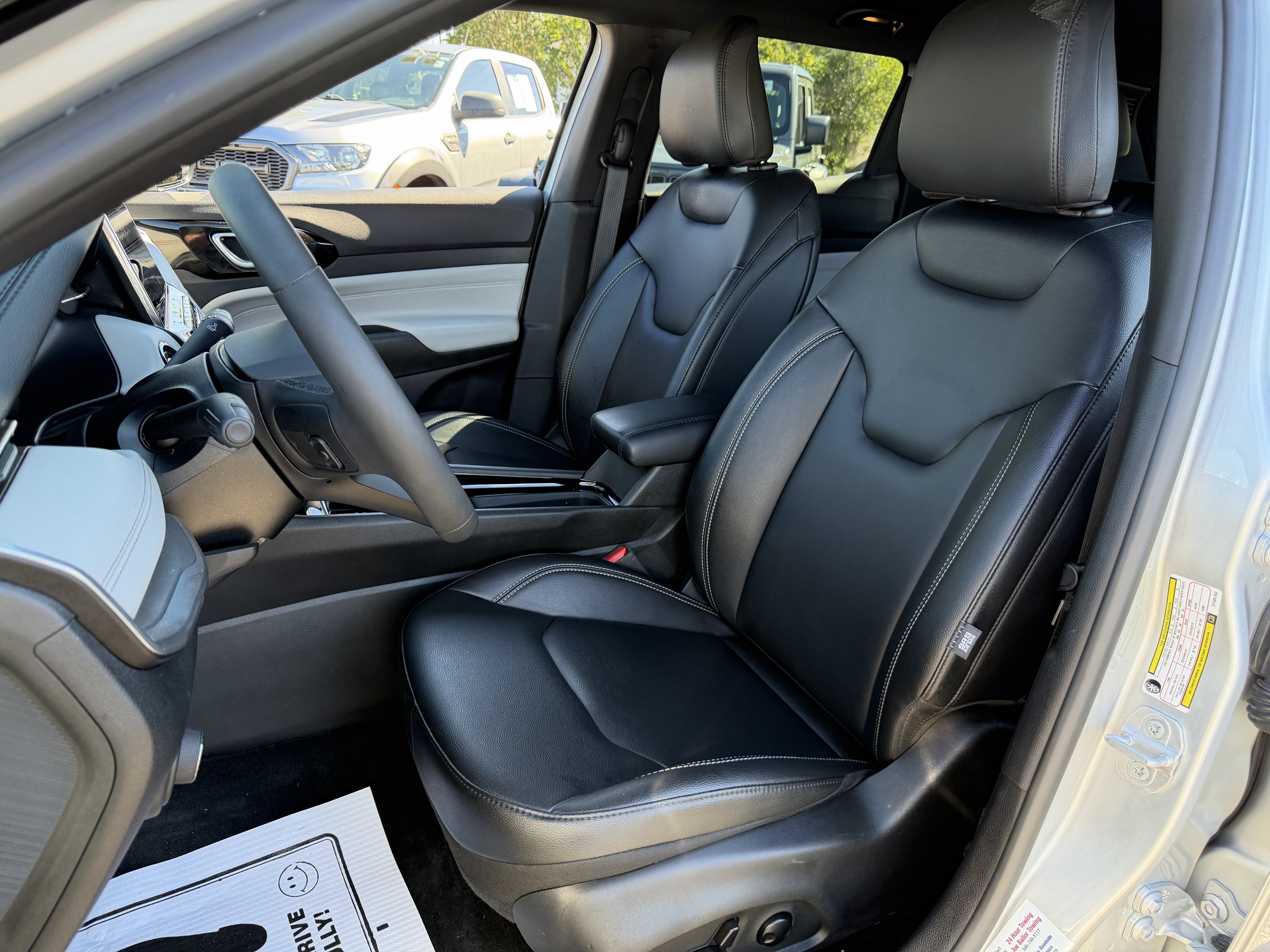Used 2025 Jeep Compass Limited AWD/4WD image 16
