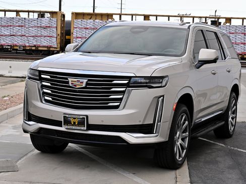 Used 2021 Cadillac Escalade Premium Luxury Platinum image 3