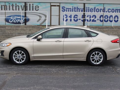 Used 2019 Ford Fusion SE image 2