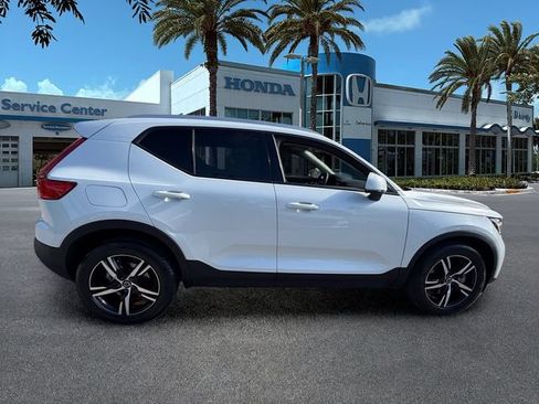 Used 2023 Volvo XC40 B4 Core w/ Convenience Package FWD image 9