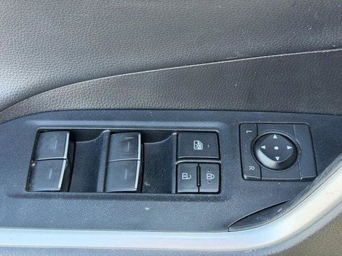 Used 2022 Toyota RAV4 Limited FWD image 16