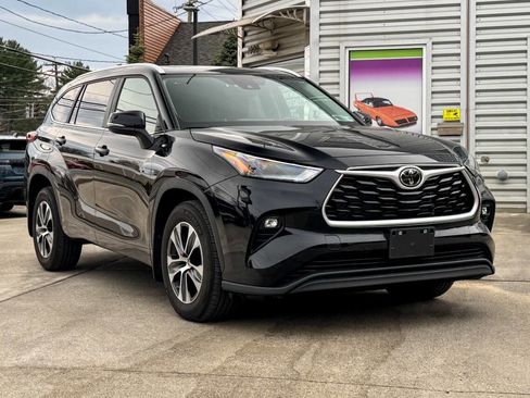 Used 2023 Toyota Highlander XLE image 1