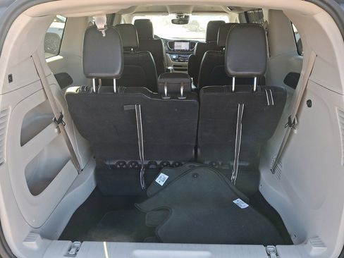 Used 2023 Chrysler Pacifica Touring-L image 18