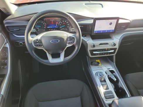 Certified 2024 Ford Explorer XLT RWD image 4