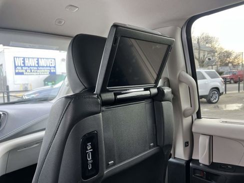 Certified 2022 Chrysler Pacifica Touring-L w/ Uconnect Theater Family Group image 11