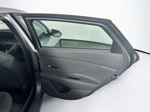 Used 2025 Hyundai Elantra SEL image 30