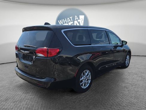 Used 2023 Chrysler Voyager LX FWD image 3