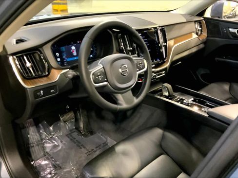 Used 2022 Volvo XC60 B5 Momentum w/ Climate Package image 18