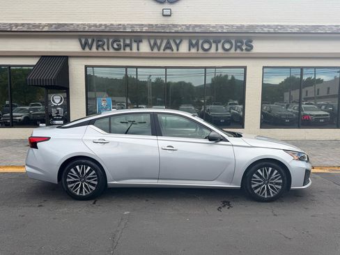Used 2024 Nissan Altima 2.5 SV FWD image 2
