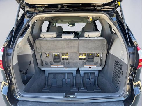 Used 2017 Toyota Sienna XLE w/ XLE Navigation Package FWD image 25
