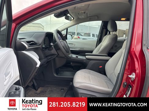 Used 2025 Toyota Sienna LE FWD image 15