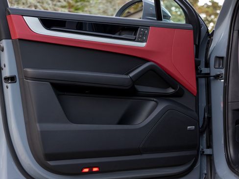 Certified 2025 Porsche Cayenne S image 22