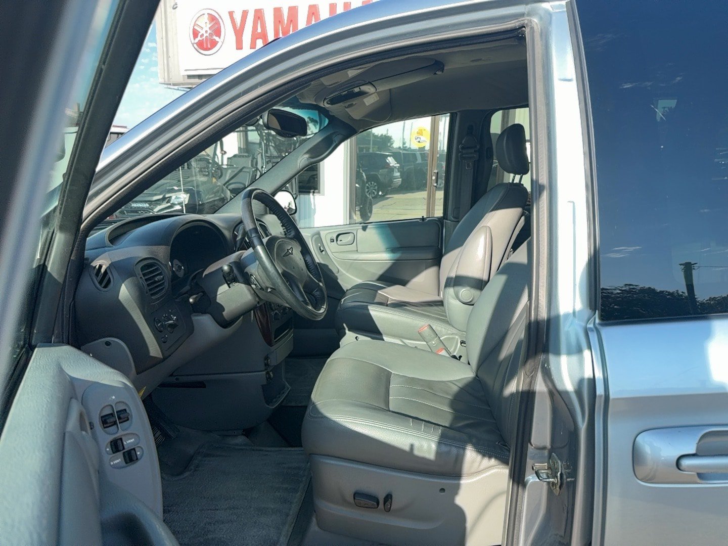 Used 2004 Chrysler Town & Country Touring w/ Leather Interior Group FWD image 9