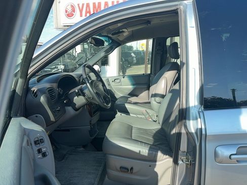 Used 2004 Chrysler Town & Country Touring w/ Leather Interior Group FWD image 9