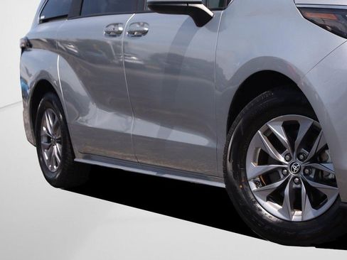 Used 2024 Toyota Sienna LE FWD image 3