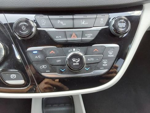Used 2024 Chrysler Pacifica Touring-L FWD image 39