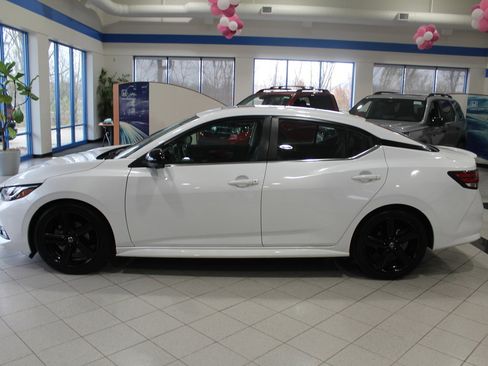 Used 2022 Nissan Sentra SR w/ SR Premium Package image 8
