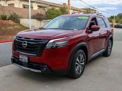 Used 2024 Nissan Pathfinder SL w/ Black Appearance Package image 8