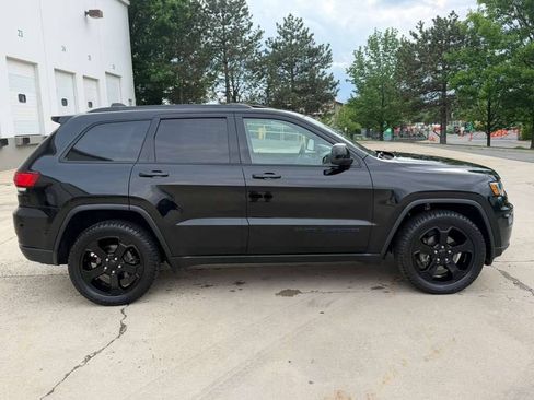 Used 2018 Jeep Grand Cherokee Laredo AWD/4WD image 2