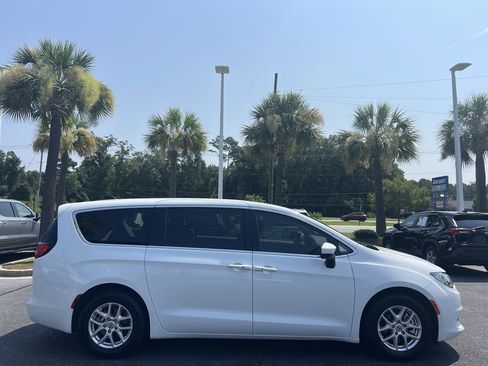 Used 2022 Chrysler Voyager LX FWD image 11