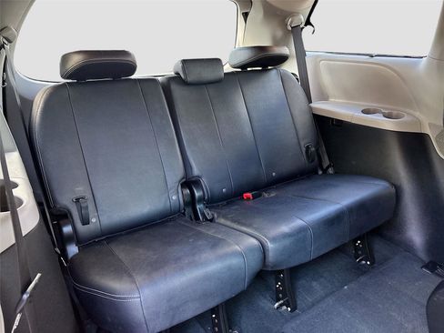 Used 2016 Toyota Sienna SE Premium image 31