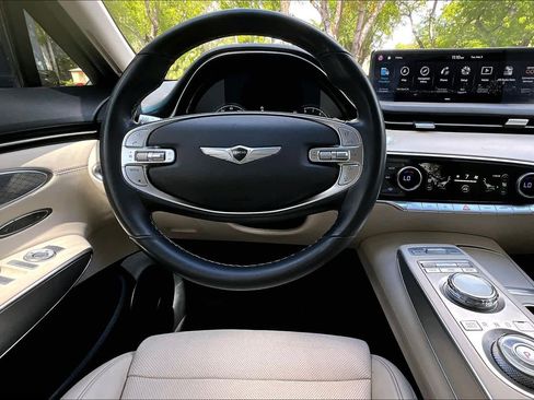 Used 2022 Genesis GV70 2.5T w/ Select Package AWD/4WD image 6
