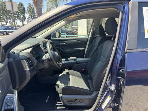 Used 2025 Nissan Rogue SV FWD image 29