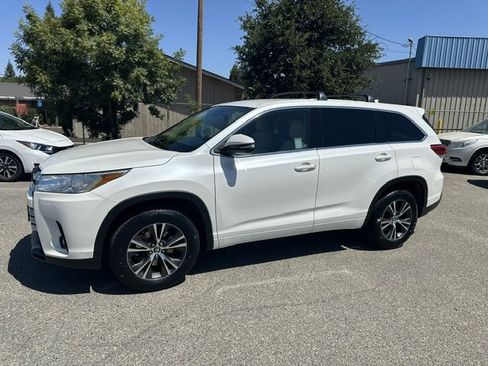 Used 2017 Toyota Highlander Plus FWD image 2