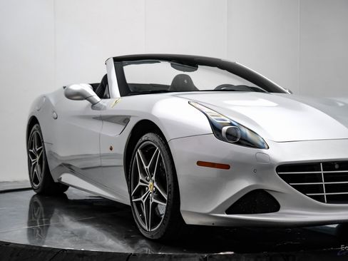 Used 2016 Ferrari California T image 33