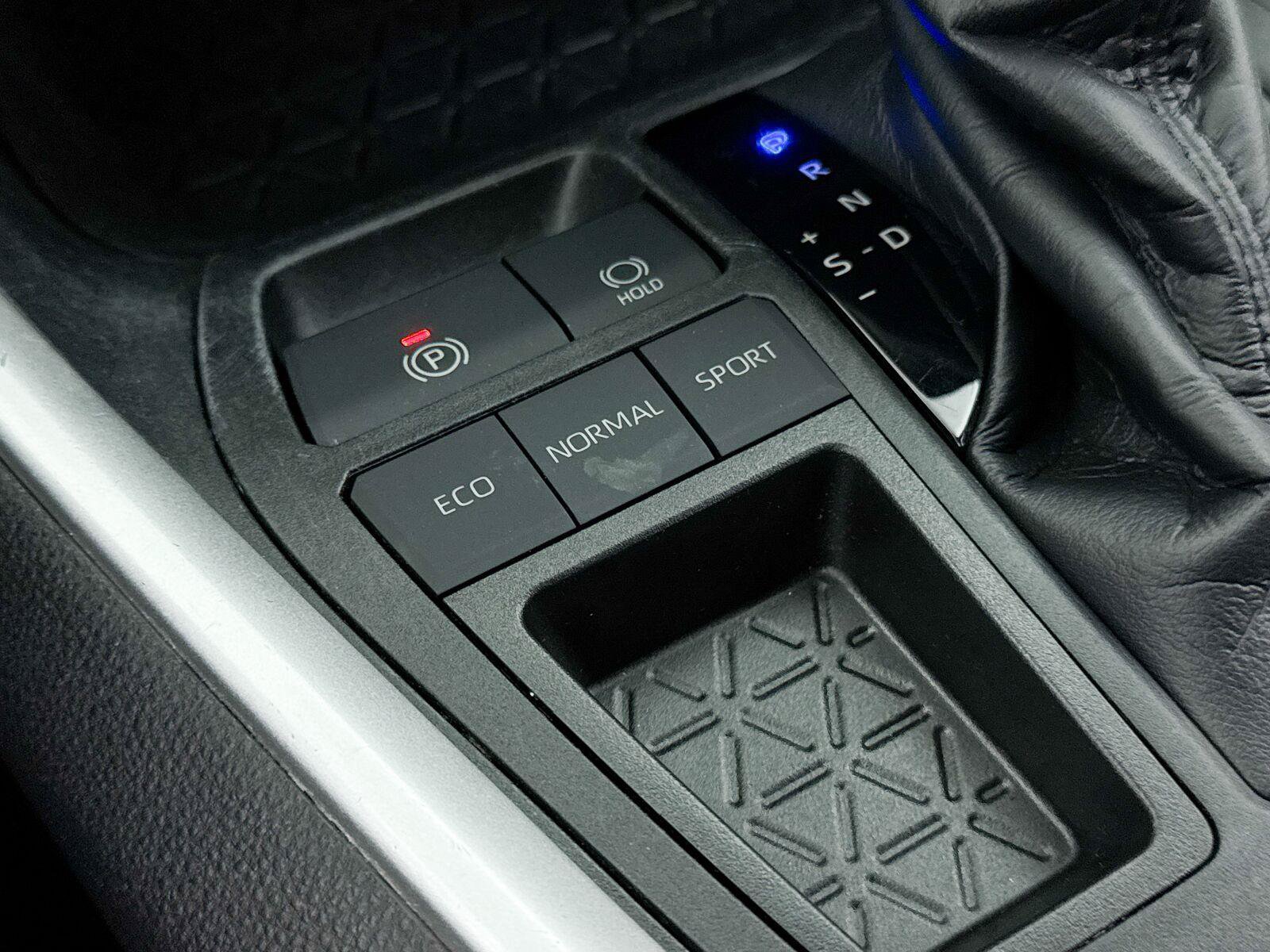 Used 2021 Toyota RAV4 LE w/ Carpet Mat Package (TMS) FWD image 8