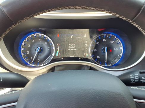 Used 2023 Chrysler Pacifica Touring-L FWD image 22