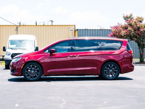 Used 2019 Chrysler Pacifica Touring-L FWD image 4