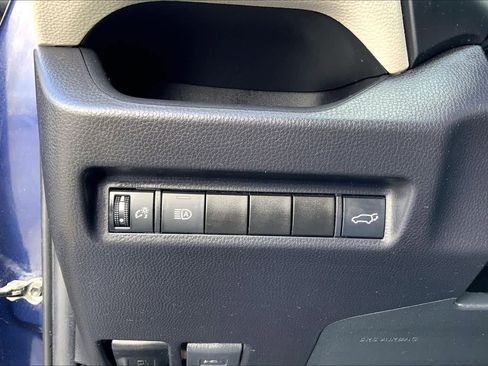 Used 2021 Toyota RAV4 XLE Premium image 33