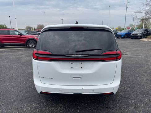Used 2023 Chrysler Pacifica Touring-L FWD image 4