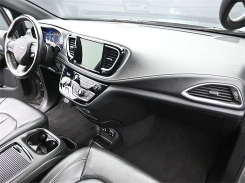Used 2021 Chrysler Pacifica Touring-L w/ S Appearance Package image 45