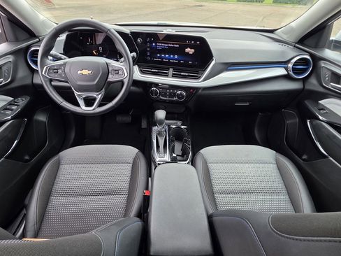 Used 2025 Chevrolet Trax LT w/ LT Convenience Package FWD image 10
