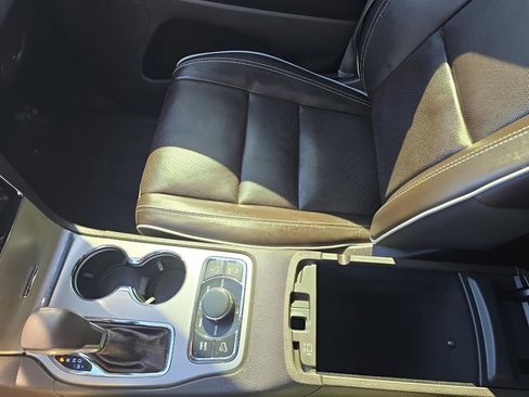 Used 2019 Jeep Grand Cherokee Overland image 38