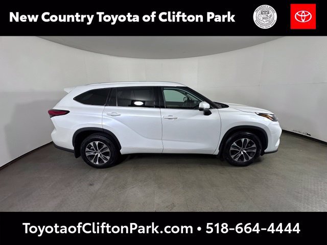 Used 2022 Toyota Highlander XLE AWD/4WD image 8