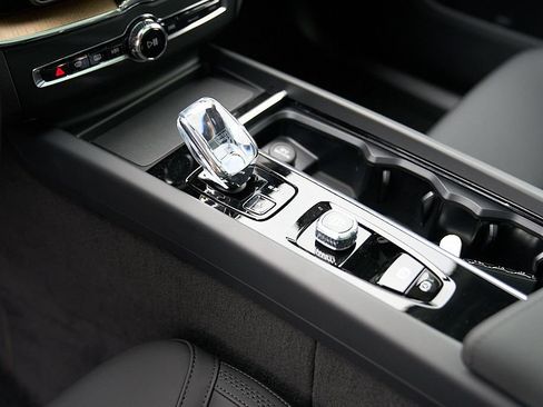 New 2026 Volvo XC60 B5 Plus w/ Climate Package AWD/4WD image 19