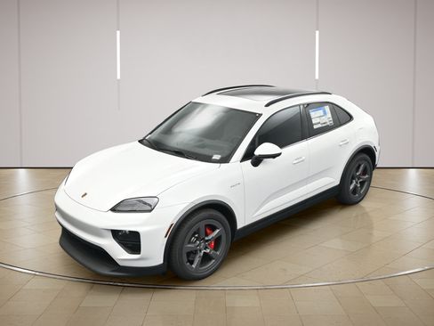 Certified 2025 Porsche Macan 4S Electric AWD/4WD image 33