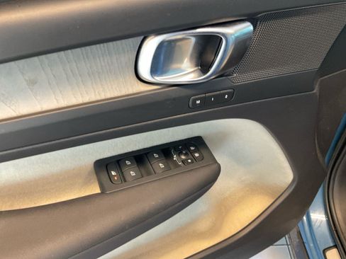 Certified 2023 Volvo XC40 B5 Plus AWD/4WD image 18