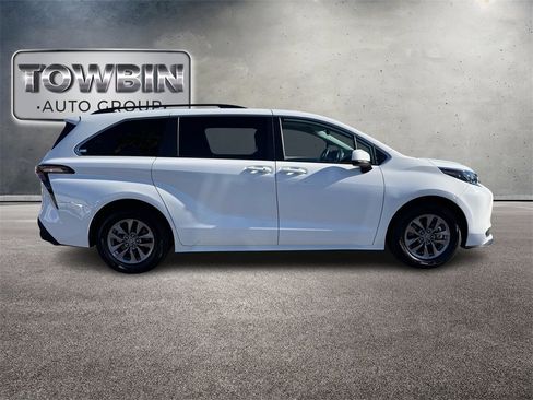 Used 2024 Toyota Sienna LE image 3