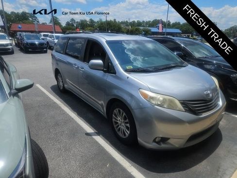 Used 2013 Toyota Sienna XLE FWD image 1
