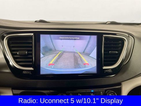 Used 2024 Chrysler Pacifica Touring-L image 17