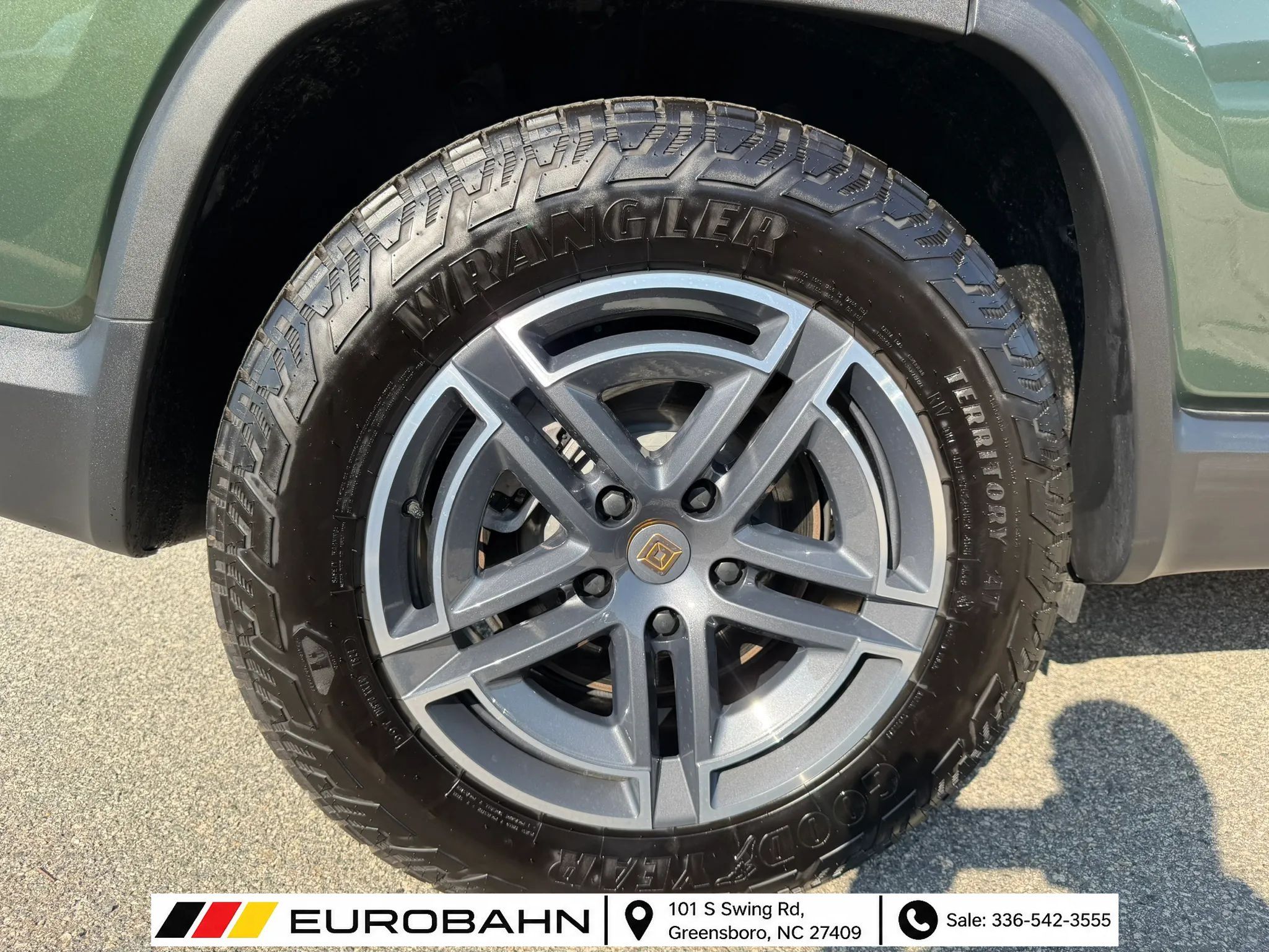 Used 2025 Rivian R1S Adventure Dual AWD/4WD image 32