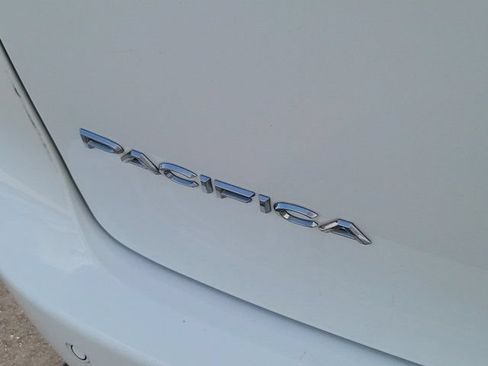 Used 2023 Chrysler Pacifica Touring-L FWD image 9