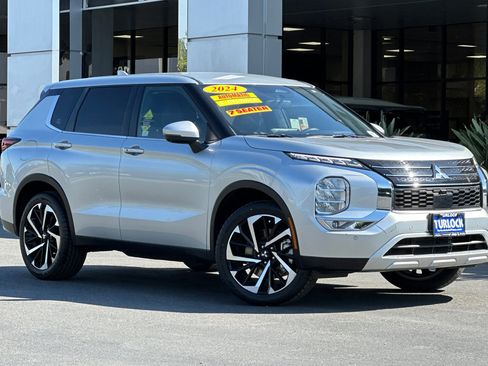 Used 2024 Mitsubishi Outlander SE image 2