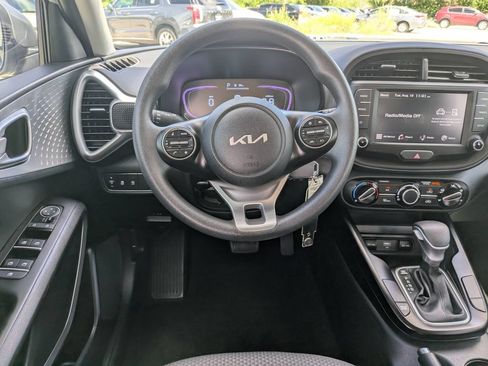 Certified 2025 Kia Soul LX w/ LX Technology Package FWD image 15